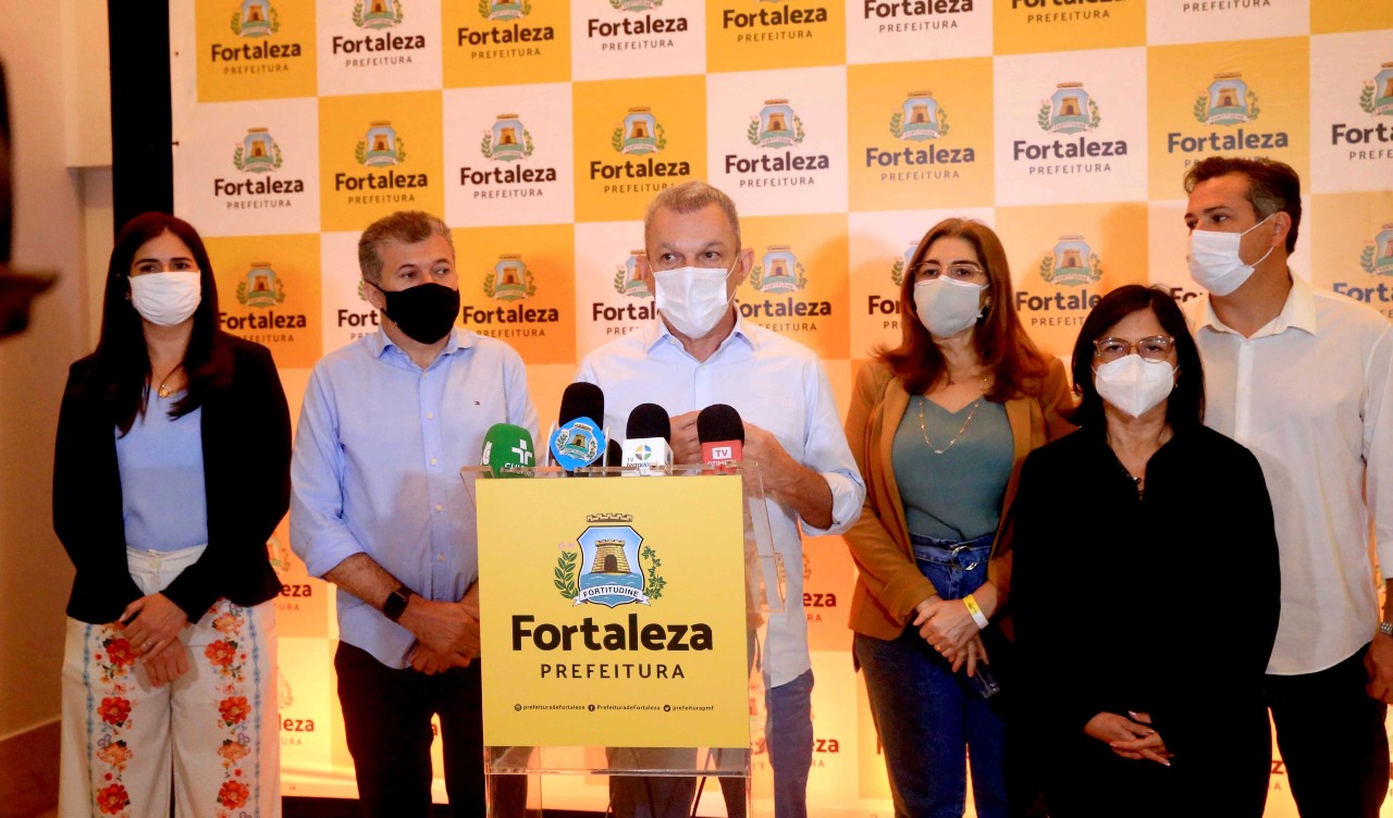 grupo de pessoas em pé 